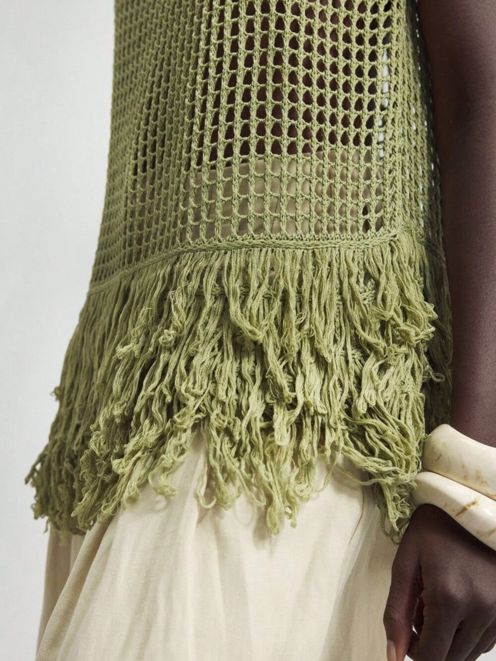 Green Boho Women's Sleeveless Knit Vest, Fringe Hem V‑Neck Pullover - Picture 6 of 6